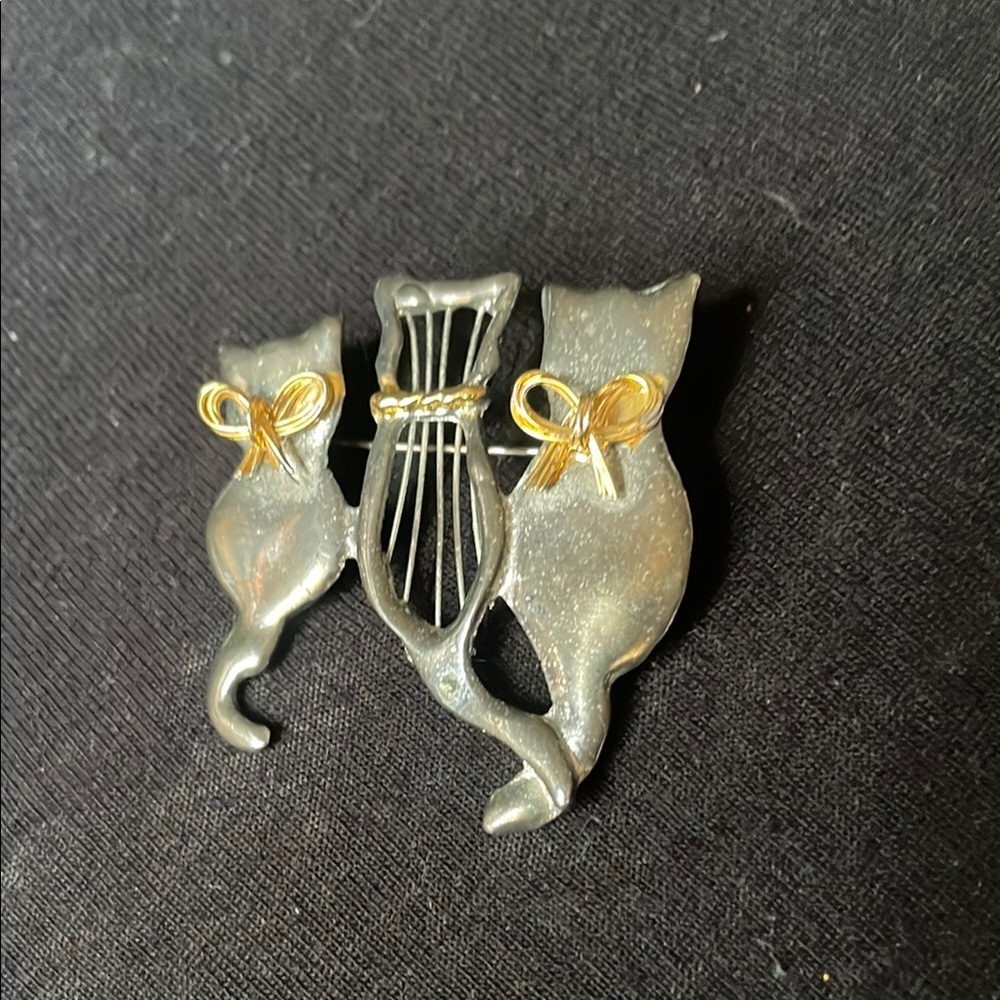 Elegant Gray Cat Brooch with Gold Accents